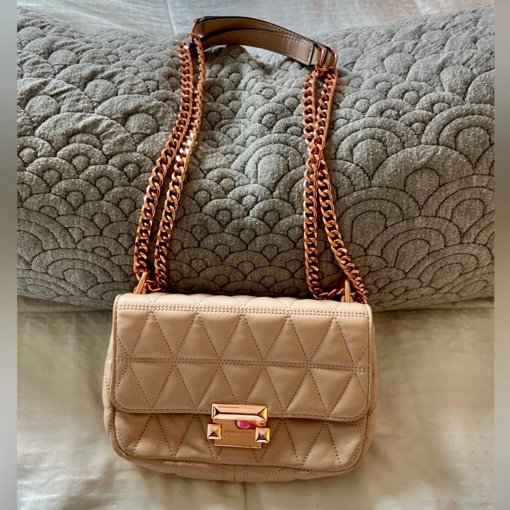 MICHAEL KORS ☀️EUC☀️LEATHER WITH ROSE 🌹 GOLD HARDWARE